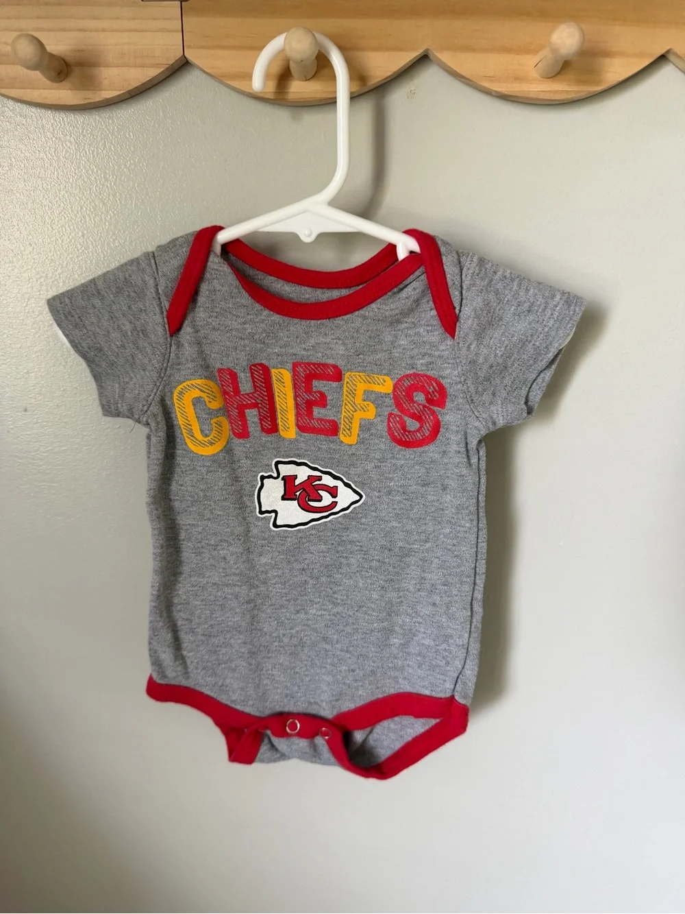 NFL Kansas City Chiefs Gray Red Trim Logo Baby Bodysuit 0-3M Short Sleeve